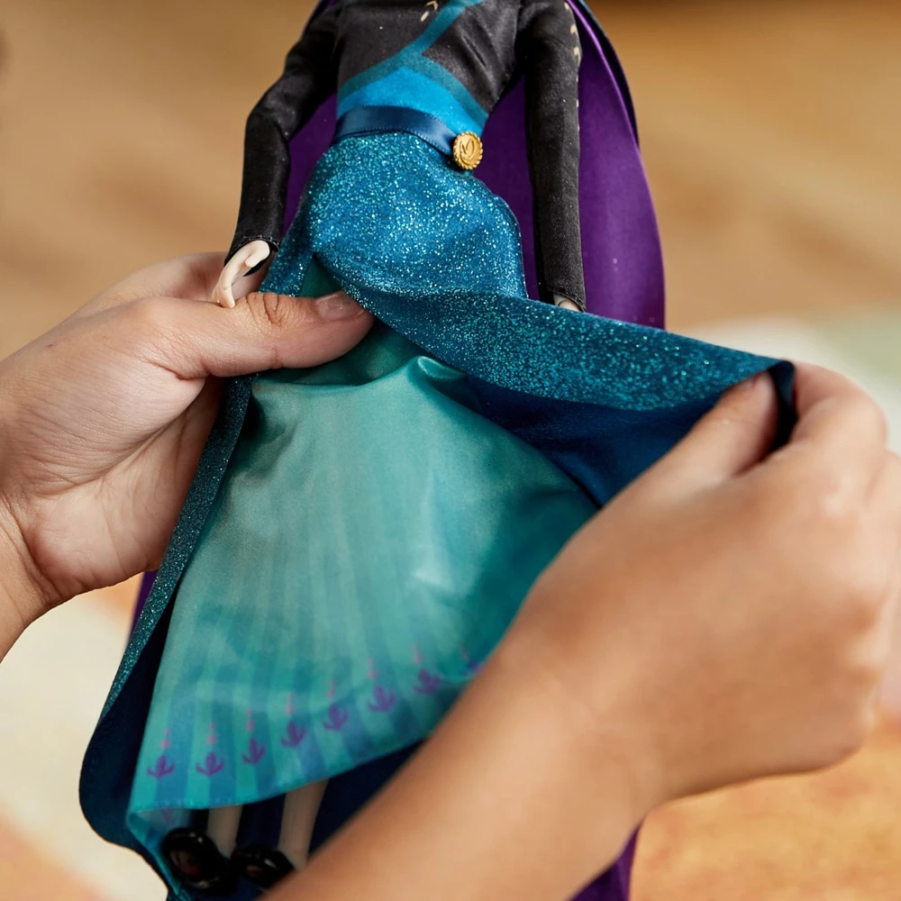 Disney Store Poupée Classique Reine Anna, La Reine Des Neiges 2 5 Disney Store Poupée Classique Reine Anna, La Reine Des Neiges 2 – Image 5