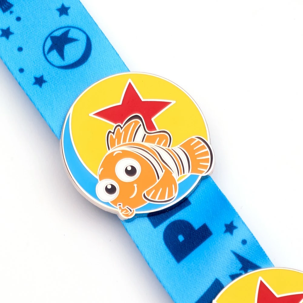 Disney Store Ensemble Pin's Et Tour De Cou Pixar 3 Disney Store Ensemble Pin's Et Tour De Cou Pixar – Image 3